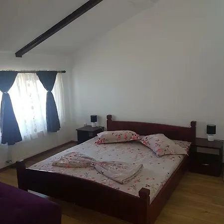 Casa Dyny * 2 Mai